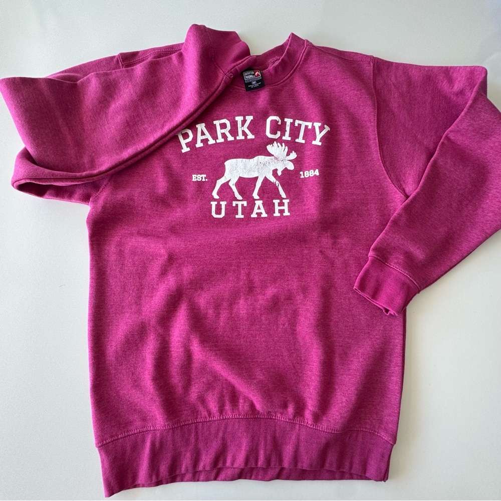 Oufitter Trading Co Park City Utah Moose Cranberry Pink Mens Sweatshirt MEDIUM